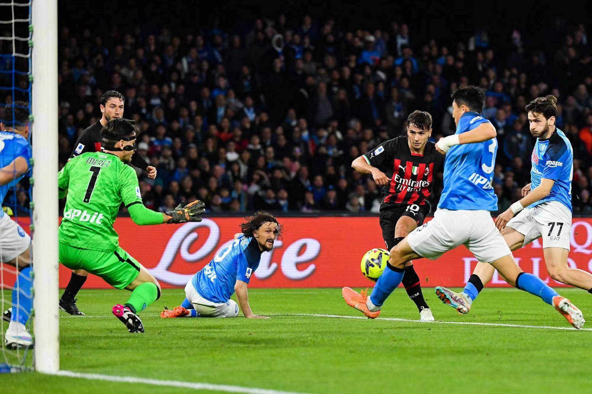 意甲比赛中的精彩瞬间被球迷频频回放