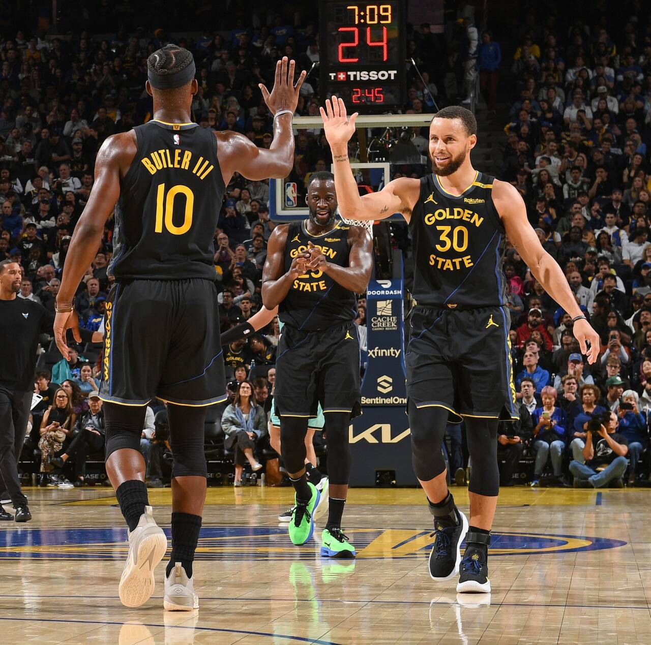 掘金队大胜勇士队迎来五连胜 掘金队大胜勇士队迎来五连胜