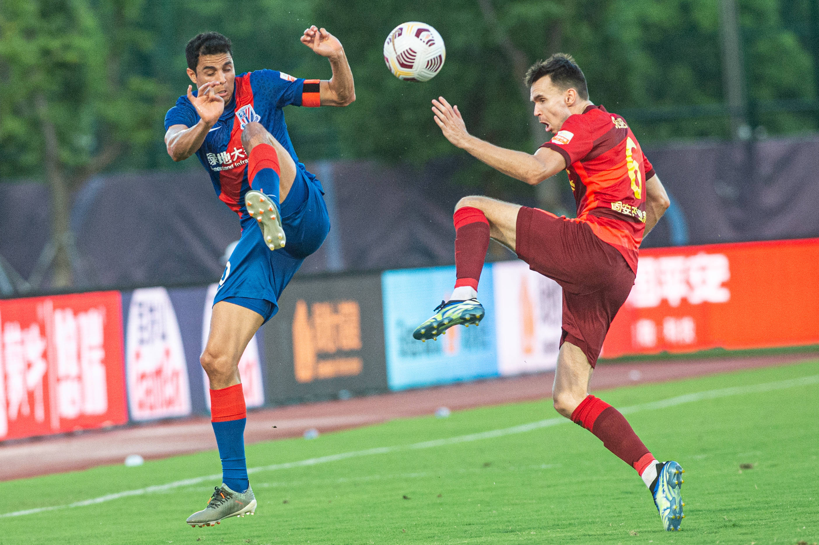 激烈足球赛事争霸开启,球员展现绝技 激烈足球赛事争霸开启,球员展现绝技