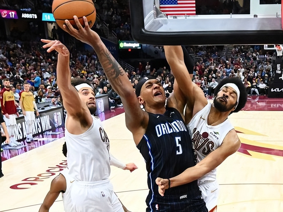 魔术队在比赛中精彩反击，逆转击败对手晋级季后赛