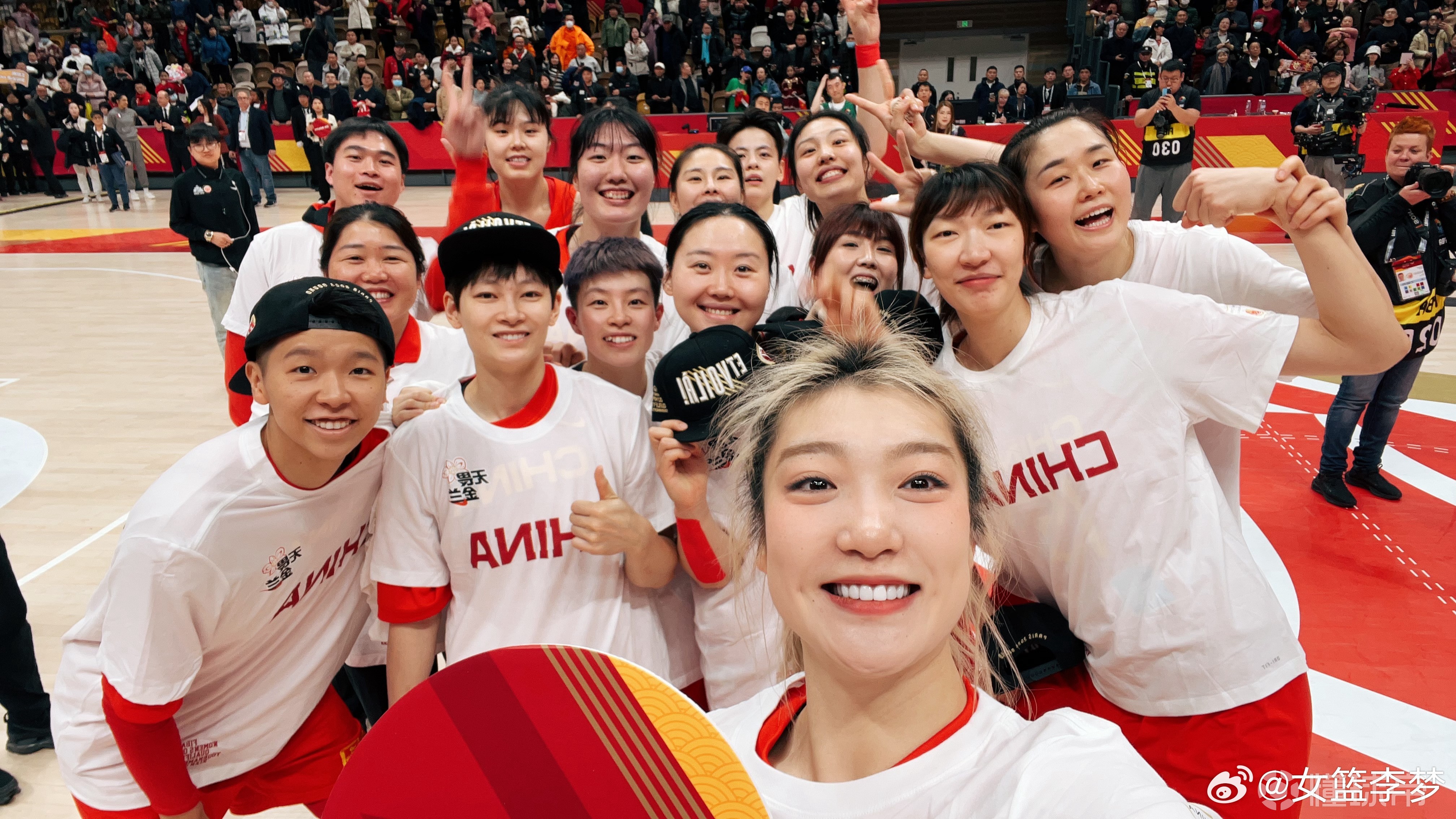 欧预赛比赛拉开序幕,球迷热情如火燎原 欧预赛比赛拉开序幕,球迷热情如火燎原