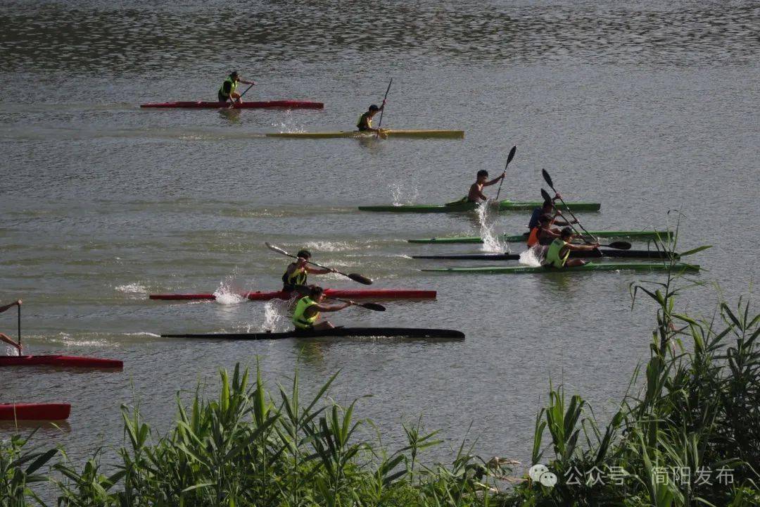 巴西皮划艇选手水上表现优异 巴西皮划艇选手水上表现优异