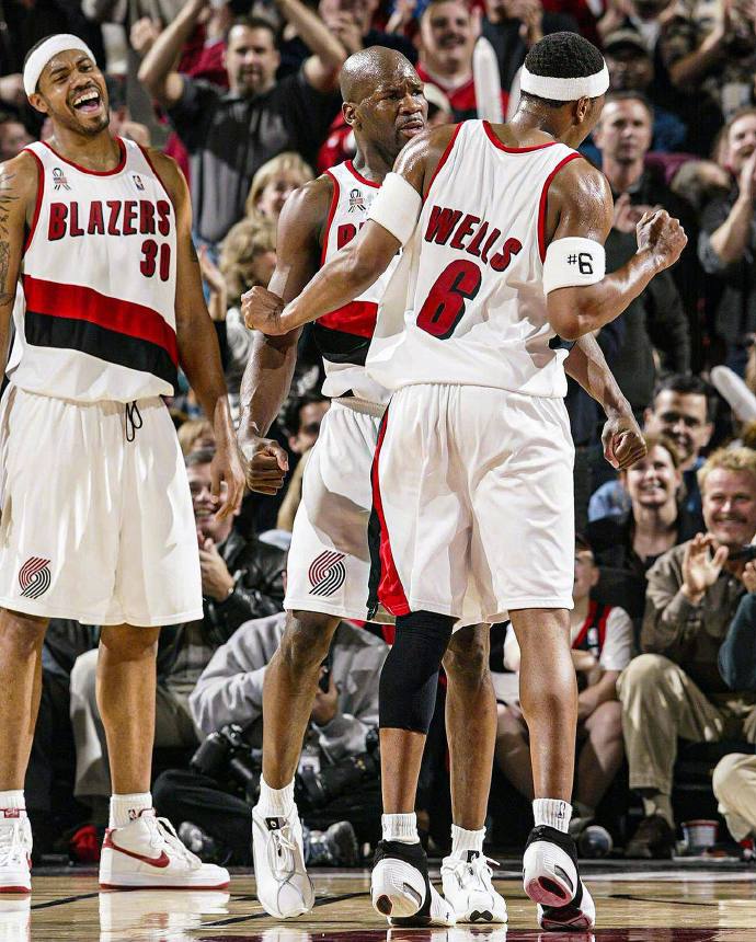 活塞队再次碰上强敌，杰克逊兄弟攻守兼备