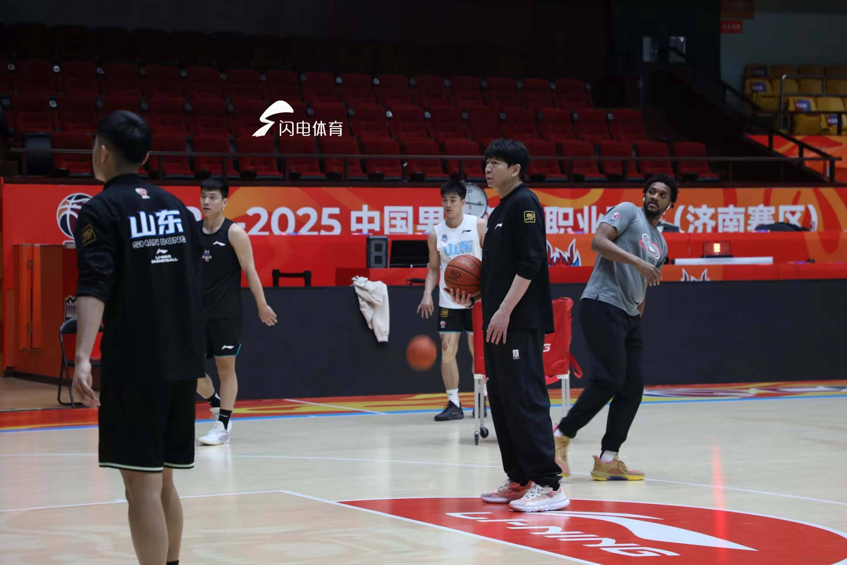 山东男篮击败新疆!积分榜再次领先 山东男篮击败新疆!积分榜再次领先