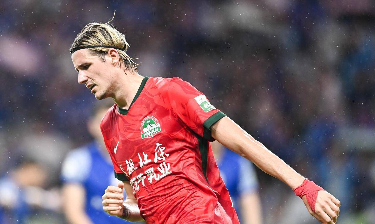 惊险一幕!红牌事件引发球场骚乱,裁判决定终结比赛 惊险一幕!红牌事件引发球场骚乱,裁判决定终结比赛