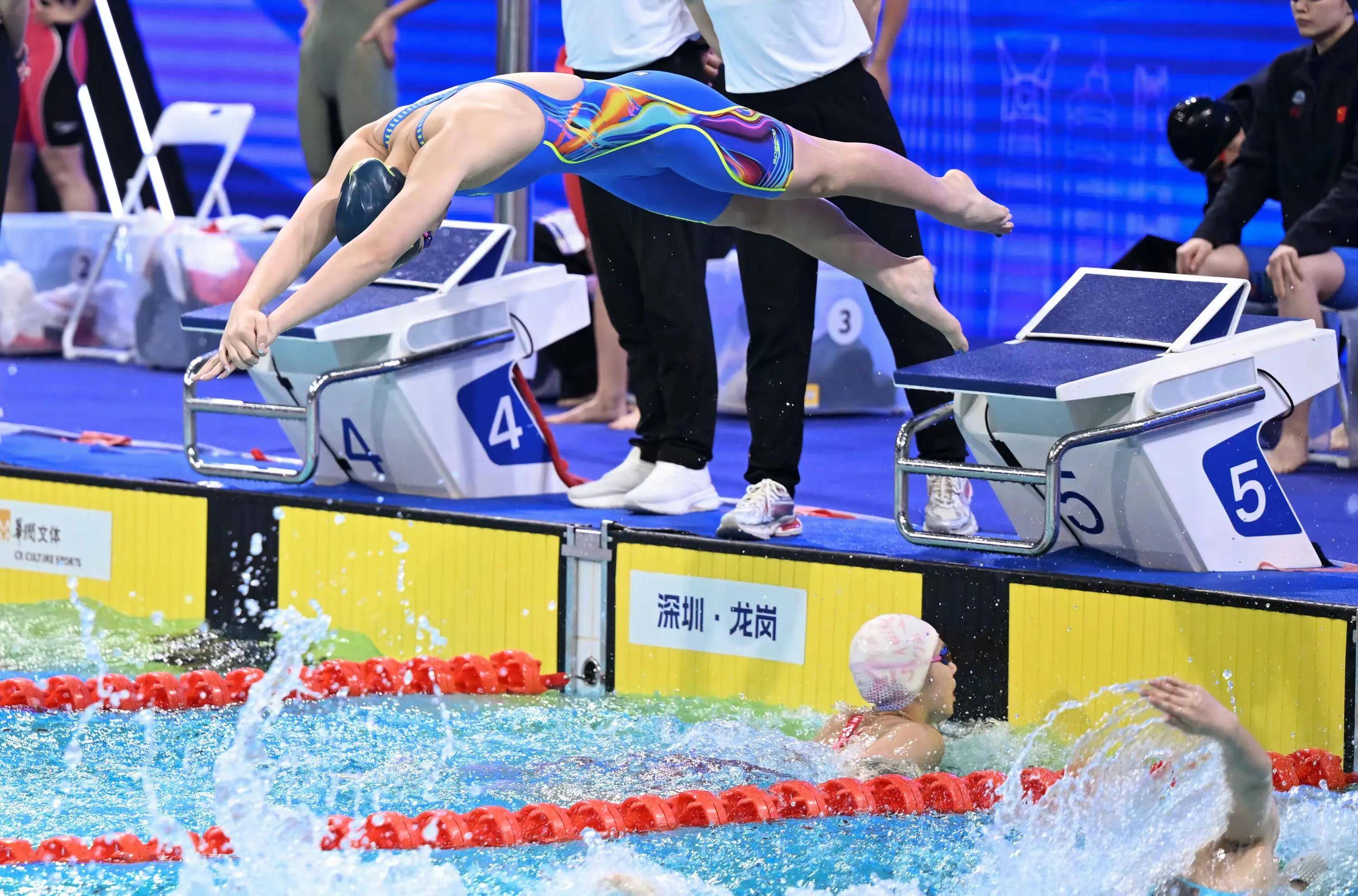 游泳决赛实力碾压对手夺冠! 游泳决赛实力碾压对手夺冠!